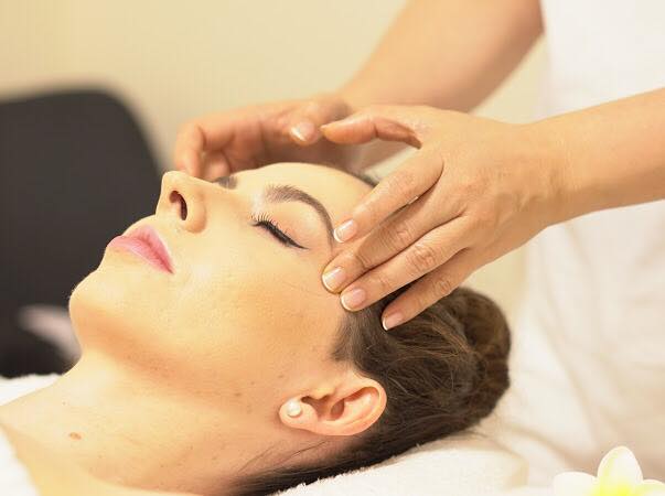 Face Massage At Le Spa Massage Academy